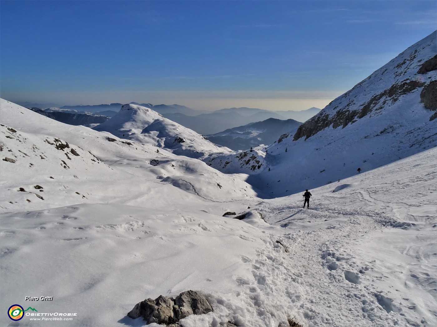 65 Scendendo lo splendido vallone innevato .JPG